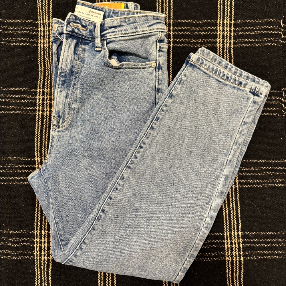 Stradivarius Slim Mom Jean size 6 light wash